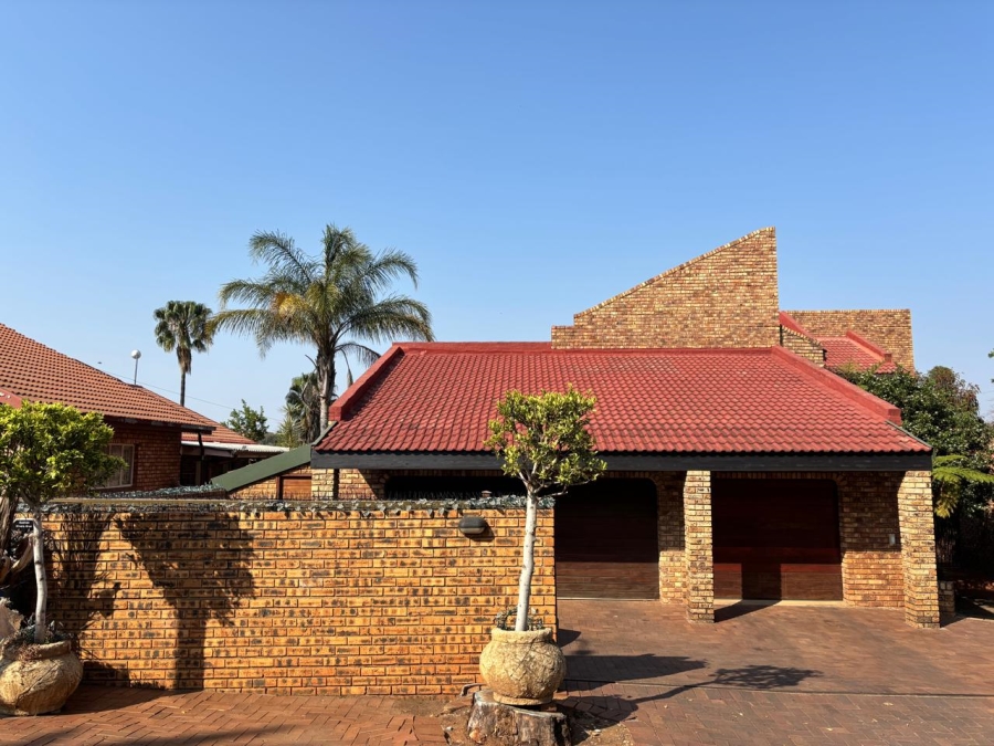 5 Bedroom Property for Sale in Safari Gardens North West